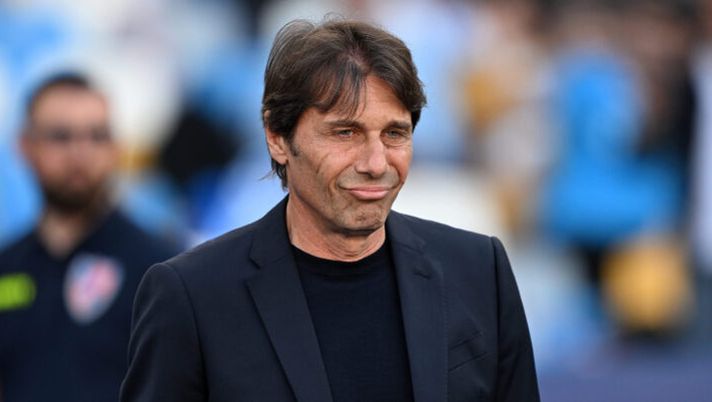 NAPLES, ITALY - APRIL 18: Antonio Conte SSC Napoli head coach during the Serie A match between SSC Napoli and SS Lazio at Stadio Diego Armando Maradona on April 18, 2026 in Naples, Italy. (Photo by Francesco Pecoraro/Getty Images) Spinazzola e Buongiorno in tribuna contro l’Udinese: il motivo dello stop! Conte: “La mia ultima? Dico…” - immagine 1