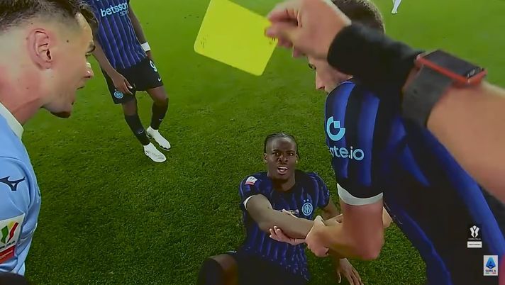 Ref CAM Lazio-Inter, Guida dà il giallo a Bisseck: “Sono scivolato!”. E l’arbitro gli risponde… - immagine 1