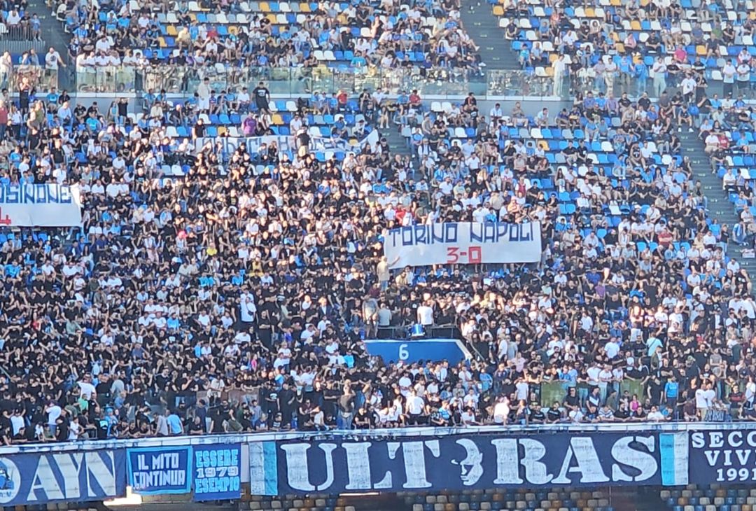 La Curva B ha esposto alcuni striscioni con i risultati horror della stagione del Napoli
