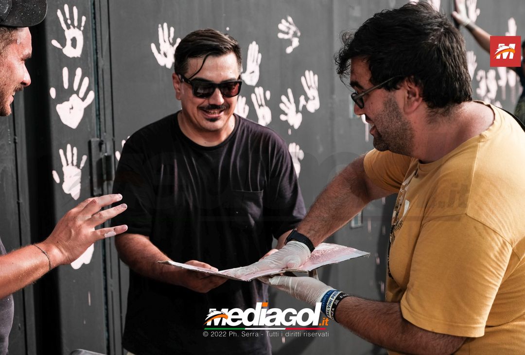 FOTO Palermo, le impronte rosa sul murales del ‘Renzo Barbera’ (Gallery) - immagine 39