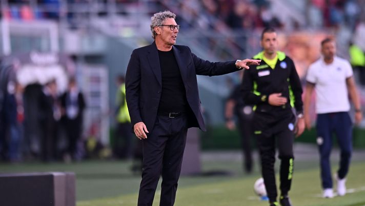 BOLOGNA, ITALY - NOVEMBER 02: Luca Gotti head coach of US Lecce during the Serie A match between Bologna and Lecce at Stadio Renato Dall'Ara on November 02, 2024 in Bologna, Italy. (Photo by Alessandro Sabattini/Getty Images) Gotti esonerato, il Lecce lavora per il sostituto: il favorito dal club pugliese - immagine 1