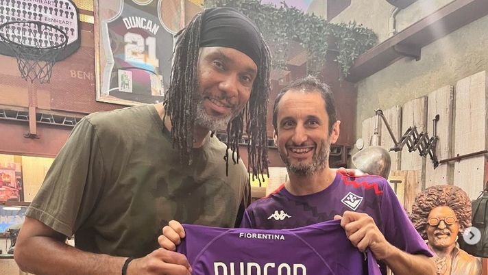 La leggenda Nba al Fiorentina Store! La FOTO con la maglia viola - immagine 1