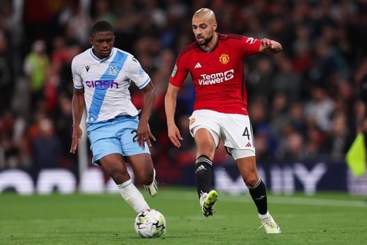 MANCHESTER, ENGLAND - SEPTEMBER 26: Sofyan Amrabat of Manchester United passes the ball under pressure from Malcolm Ebiowei of Crystal Palace during the Carabao Cup Third Round match between Manchester United and Crystal Palace at Old Trafford on September 26, 2023 in Manchester, England. (Photo by Matt McNulty/Getty Images) Amrabat, la pista Fenerbahce si raffredda. L’offerta è troppo bassa- immagine 2