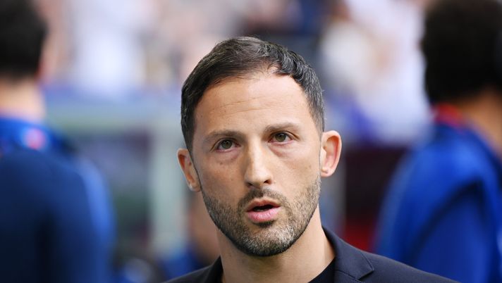 DUSSELDORF, GERMANY - JULY 01: Domenico Tedesco, Head Coach of Belgium, looks on prior to the UEFA EURO 2024 round of 16 match between France and Belgium at Düsseldorf Arena on July 01, 2024 in Dusseldorf, Germany. (Photo by Clive Mason/Getty Images) Ok Pioli, ma se saltasse? CorSport: “Fiorentina osserva Farioli e Tedesco” - immagine 1