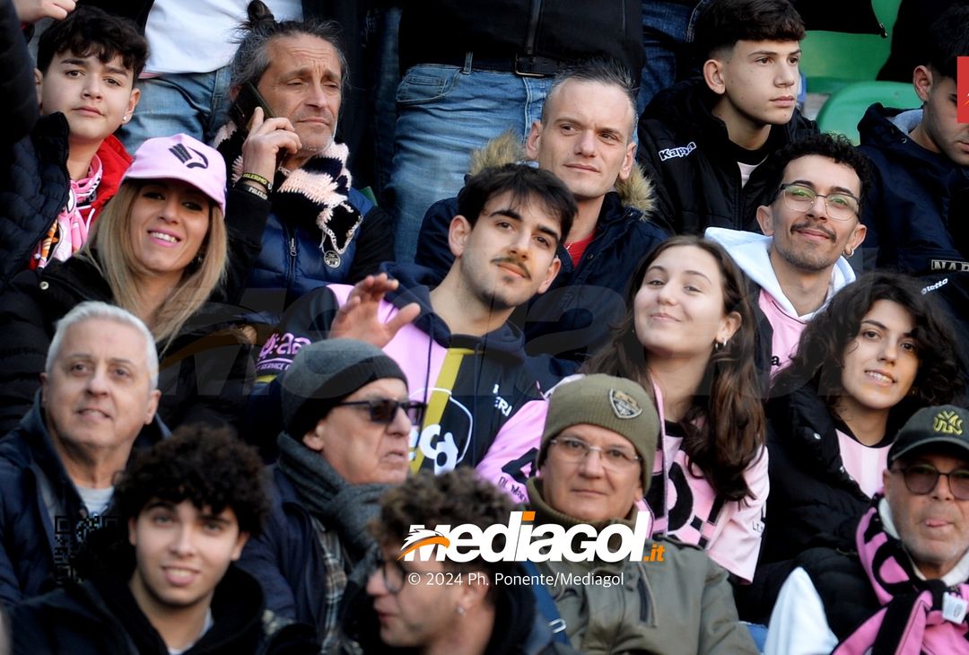 FOTOTIFO Palermo-Como 3-0, gli scatti ai tifosi al “Renzo Barbera” (GALLERY) - immagine 2