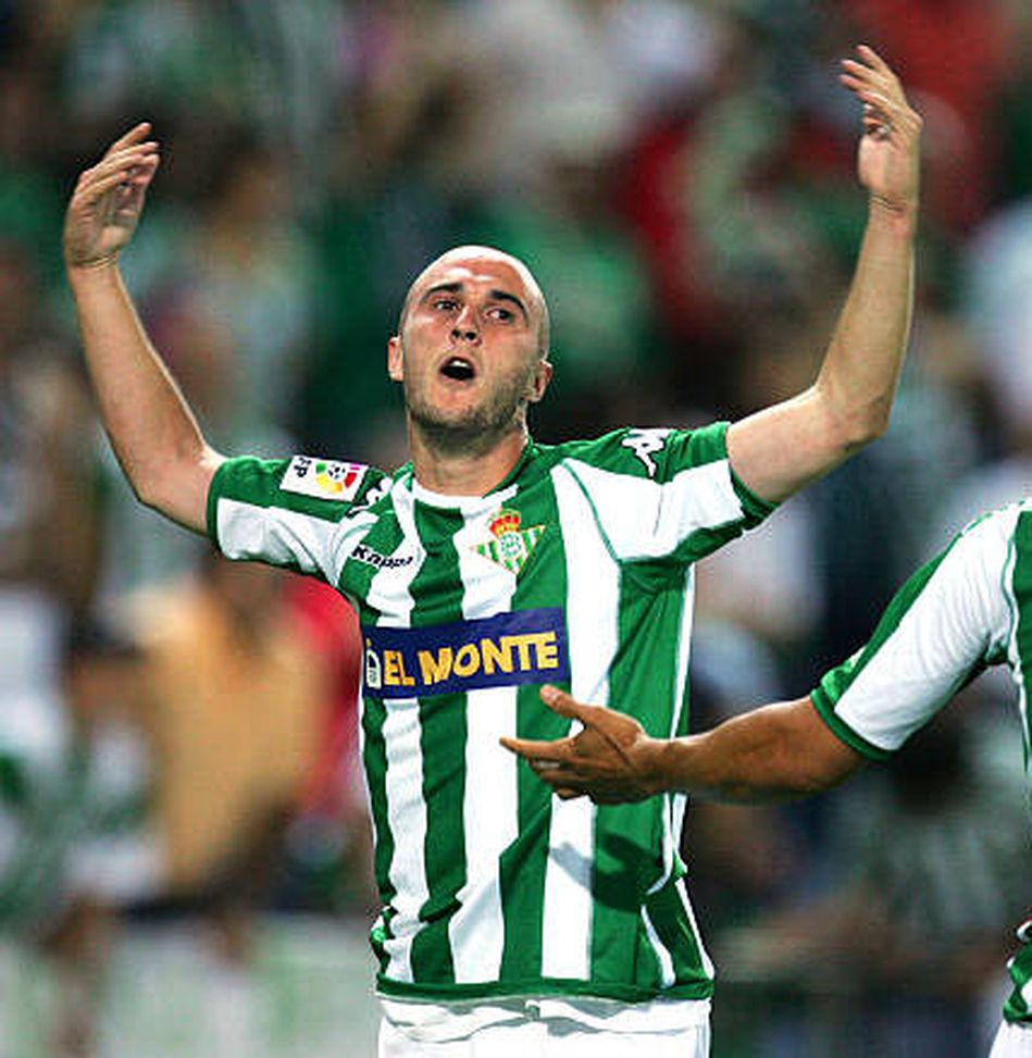 MADRID, SPAIN - JUNE 11: Daniel Martin Alexandre 'Dani' #6 of Real Betis celebrates with teammate Ricardo Oliveira #12 after scoring the winning goal in the Kings Cup final between Betis and Osasuna on June 11, 2005 at the Calderon Stadium in Madrid, Spain. (Photo by Denis Doyle/Getty Images) SONDAGGIO – Il vostro pronostico per Betis-Fiorentina- immagine 2