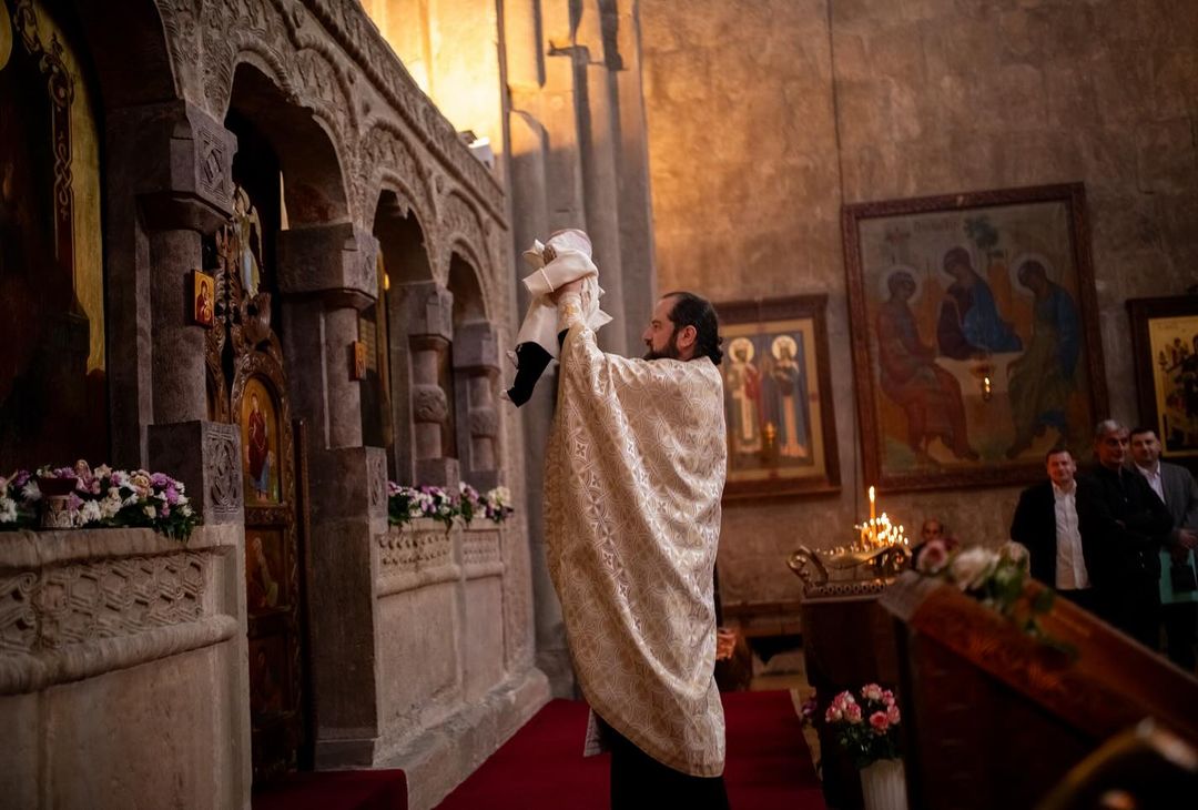 Su Instagram la moglie Nitsa ha pubblicato le immagini del battesimo