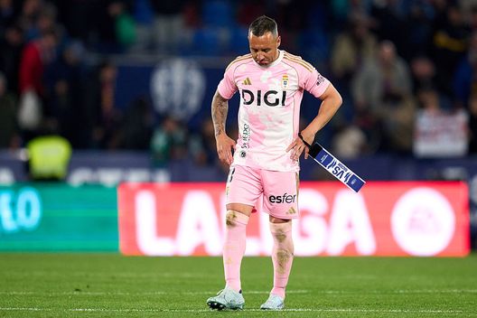 Valencia, Spagna - 21 marzo 2026: Santi Cazorla del Real Oviedo deluso dopo la partita de LaLiga EA Sports tra Levante e Real Oviedo al Ciutat de Valencia. (Foto di Alex Caparros/Getty Images) Real Oviedo, Cazorla: “Salvezza difficile ma ci dobbiamo credere. Pedri è uno dei migliori al mondo”- immagine 2