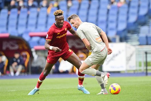 Zinho Vanheusden in maglia rossoblù mentre sfida Tammy Abraham. (Photo by Fabio Rossi/AS Roma via Getty Images) Inter, l’ex talento Zinho Vanheusden si ritira a soli 26 anni: “Il mio corpo ne ha abbastanza”- immagine 2