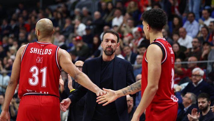 MILAN, ITALY - MARCH 05: Giuseppe Poeta Head coach of EA7 Emporio Armani Milan looks on during the EuroLeague Regular Season Round 30 match between EA7 Emporio Armani Milan and FC Barcelona at Allianz Cloud on March 05, 2026 in Milan, Italy. (Photo by Giuseppe Cottini/Euroleague Basketball via Getty Images) Olympiacos-Olimpia Milano Streaming e Diretta LIVE: dove vedere l’Eurolega in TV - immagine 1