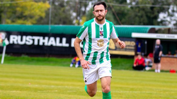 Charlie Clover, attaccante del Rusthall FC (Credits Rusthall FC) Gol e non solo: l’attaccante-elettricista del Rusthall salva (quasi) la partita dopo un guasto- immagine 2