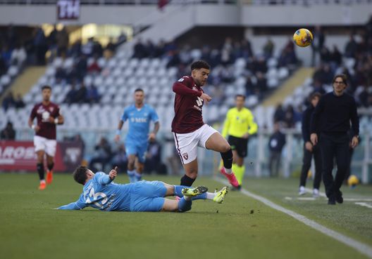 Che Adams of Torino FC and Amir Rrahmani of SSC Napoli during the Italian Serie.A, 2024/25 season, football match between Torino FC and SSC Napoli on 01 December 2024 at Stadio Olimpico Grande Torino, Turin Italy. Photo Nderim Kaceli Torino, il pagellone di fine stagione: Adams 6,5 si carica l’attacco sulle spalle- immagine 3