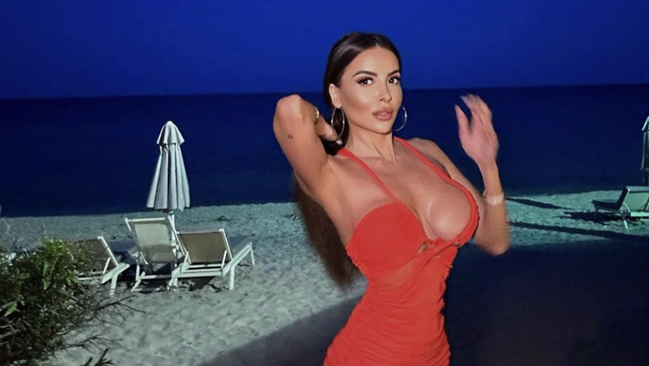 Marialuisa Jacobelli riceve un premio a Ischia: forme da urlo e fan in tilt  Marialuisa Jacobelli riceve un premio a Ischia: forme da urlo e fan in tilt - immagine 1