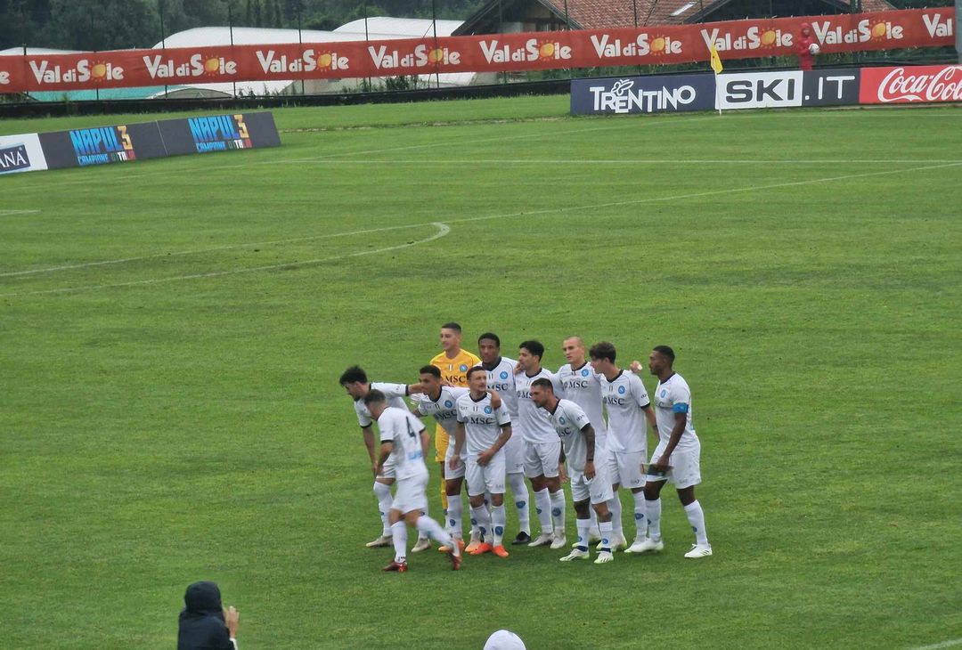 Il Napoli scende in campo per la prima con la seconda maglia scudettata