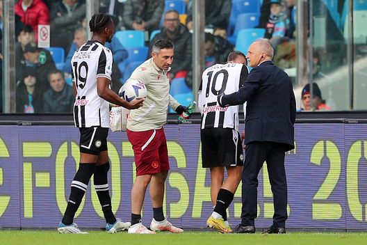 NAPOLI, ITALIA - 12 NOVEMBRE: Gerard Deulofeu dell'Udinese Calcio si infortuna durante la partita di Serie A tra SSC Napoli e Udinese Calcio allo Stadio Diego Armando Maradona il 12 novembre 2022 a Napoli, Italia. (Foto di Francesco Pecoraro/Getty Images) Deulofeu