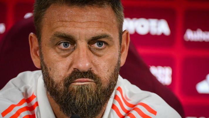 ROME, ITALY - AUGUST 17: AS Roma coach Daniele De Rossi during a press conference at Centro Sportivo Fulvio Bernardini on August 17, 2024 in Rome, Italy. (Photo by Fabio Rossi/AS Roma via Getty Images) De Rossi: “Conta solo la Roma” - immagine 1