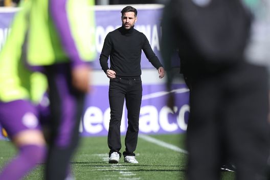FLORENCE, ITALY - FEBRUARY 16: Cesc Fabregas of manager of Como Calcio looks on during the Serie A match between Fiorentina and Como at Stadio Artemio Franchi on February 16, 2025 in Florence, Italy. (Photo by Gabriele Maltinti/Getty Images) Cesc Fabregas