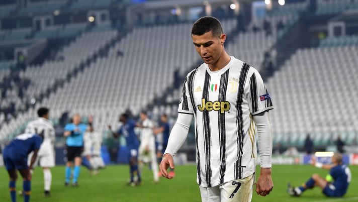 TURIN, ITALY - MARCH 09: Cristiano Ronaldo of Juventus looks dejected during the UEFA Champions League Round of 16 match between Juventus and FC Porto at Juventus Arena on March 09, 2021 in Turin, Italy. Sporting stadiums around Italy remain under strict restrictions due to the Coronavirus Pandemic as Government social distancing laws prohibit fans inside venues resulting in games being played behind closed doors. (Photo by Valerio Pennicino/Getty Images) Lo speaker del Porto esulta: “Vinto coi ladri italiani e quel maiale di Ronaldo” - immagine 1