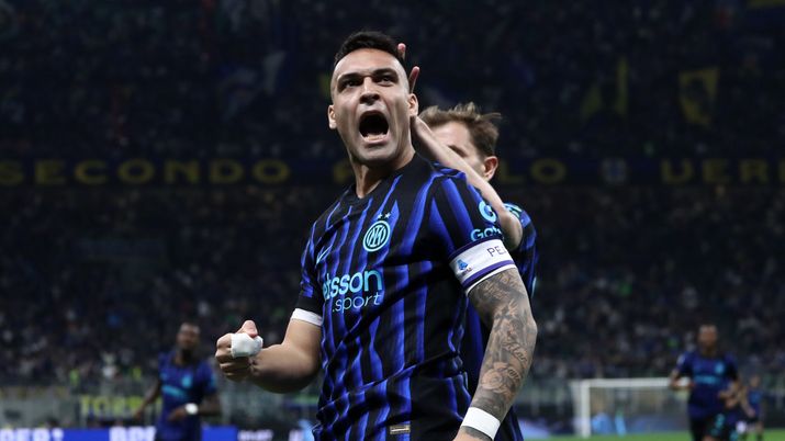 MILAN, ITALY - APRIL 05: Lautaro Martinez of FC Internazionale Milano celebrates scoring his team's first goal during the Serie A match between FC Internazionale and AS Roma at Giuseppe Meazza Stadium on April 05, 2026 in Milan, Italy. (Photo by Marco Luzzani/Getty Images) Inter, Lautaro: “Contento per questa vittoria, Thuram ha fatto la differenza” - immagine 1