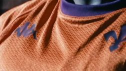 La Fiorentina svela la nuova divisa. Ecco la quarta maglia arancione