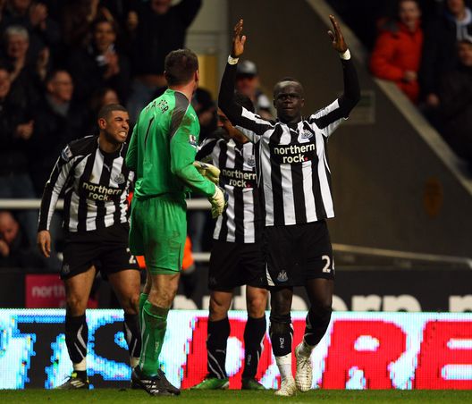 Cheik Tiote festeggia il quarto gol del pareggio durante la partita di Premier League tra Newcastle United e Arsenal a St James' Park il 5 febbraio 2011 a Newcastle upon Tyne, Inghilterra. (Foto di Richard Heathcote/Getty Images) La folle rimonta del St. James’ Park nel 2011: Newcastle e Arsenal da 0-4 a 4-4- immagine 5