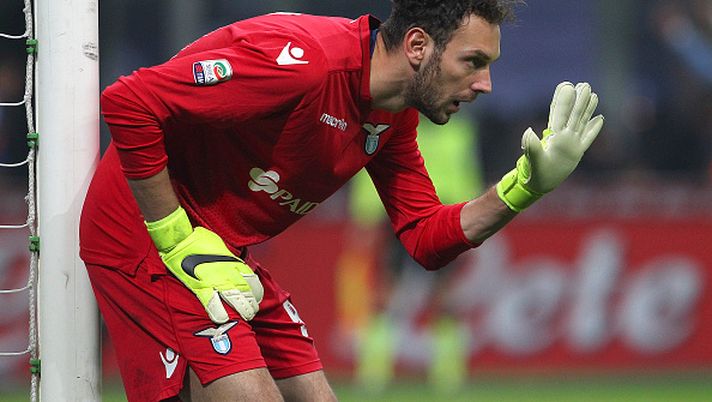 MILAN, ITALY - DECEMBER 20: Etrit Berisha of SS Lazio directs his defense during the Serie A match between FC Internazionale Milano and SS Lazio at Stadio Giuseppe Meazza on December 20, 2015 in Milan, Italy. (Photo by Marco Luzzani/Getty Images) Berisha: “Lazio? Può fare bene con Sarri, ma la situazione può complicarsi…” - immagine 1