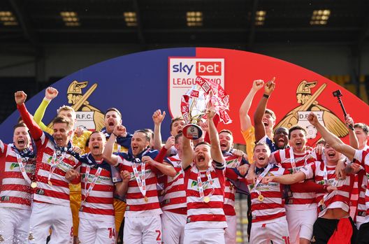 Owen Bailey del Doncaster Rovers solleva il trofeo della Sky Bet League Two dopo la vittoria per 2-1 che ha confermato il successo in campionato e la promozione in Sky Bet League One, al termine della sfida di League Two tra Notts County e Doncaster Rovers giocata al Meadow Lane il 3 maggio 2025 a Nottingham, Inghilterra. (Foto di Justin Setterfield/Getty Images) Tottenham-Doncaster, streaming live e diretta tv: dove vedere la partita gratis- immagine 3