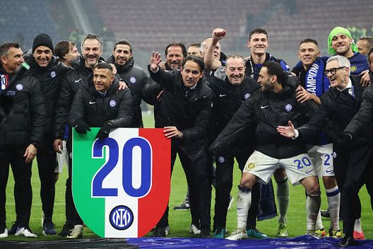 Simone Inzaghi, allenatore dell'FC Internazionale, festeggia la vittoria del campionato di Serie A TIM con i suoi giocatori e lo staff dopo la vittoria nella partita di Serie A TIM tra AC Milan e FC Internazionale allo Stadio Giuseppe Meazza il 22 aprile 2024 a Milano Luci a San Siro: la top 5 degli allenatori più vincenti del derby della Madonnina- immagine 4
