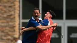 Chivu in tackle per difendere Bastoni. Barça? Apertura Flick totale, maxi richiesta dell’Inter