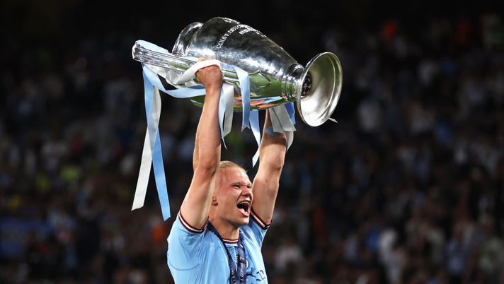 ISTANBUL, TURKEY - JUNE 10: Erling Haaland of Manchester City celebrates with the UEFA Champions League trophy after the team's victory during the UEFA Champions League 2022/23 final match between FC Internazionale and Manchester City FC at Atatuerk Olympic Stadium on June 10, 2023 in Istanbul, Turkey. (Photo by Catherine Ivill/Getty Images) Quasi 100 anni fa Dixie Dean segnò più di Haaland: ecco il nuovo record da battere… - immagine 1