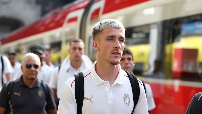 MILAN, ITALY - AUGUST 23: Alexis Saelemaekers of AC Milan leaves by train from Milan for Parma station at Stazione Centrale on August 23, 2024 in Milan, Italy. (Photo by Claudio Villa/AC Milan via Getty Images) Milan, buone notizie da Pulisic. Come sta Estupinan e Saelemaekers preoccupa: le ultime - immagine 1