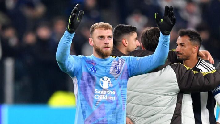 TURIN, ITALY - DECEMBER 11: Michele Di Gregorio of Juventus gestures to the fans at the end of the UEFA Champions League 2024/25 League Phase MD6 match between Juventus and Manchester City at Juventus Stadium on December 11, 2024 in Turin, Italy. (Photo by Valerio Pennicino/Getty Images) Di Gregorio: “Perin? Bellissimo rapporto e diamo il massimo, la parata su Haaland…” - immagine 1