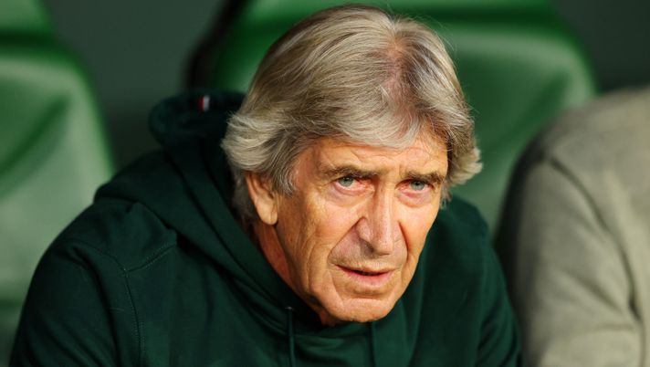 SEVILLE, SPAIN - APRIL 12: Manuel Pellegrini, Head Coach of Real Betis, looks on prior to the LaLiga EA Sports match between Real Betis and Celta Vigo at Estadio Benito Villamarin on April 12, 2024 in Seville, Spain. (Photo by Fran Santiago/Getty Images) (Photo by Fran Santiago/Getty Images) Manuel Pellegrini, giornata storica: vittoria e record di panchine con il Betis - immagine 1