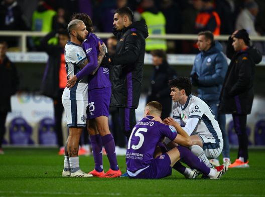 FLORENCE, ITALY - DECEMBER 01: Players of FC Internazionale and players of ACF Fiorentina react after the serious injury of Edoardo Bove of ACF Fiorentina who was taken to hospital by ambulance during the Serie A match between Fiorentina and FC Internazionale at Stadio Artemio Franchi on December 01, 2024 in Florence, Italy. (Photo by Mattia Ozbot - Inter/Inter via Getty Images) Colpani Comuzzo cosolati