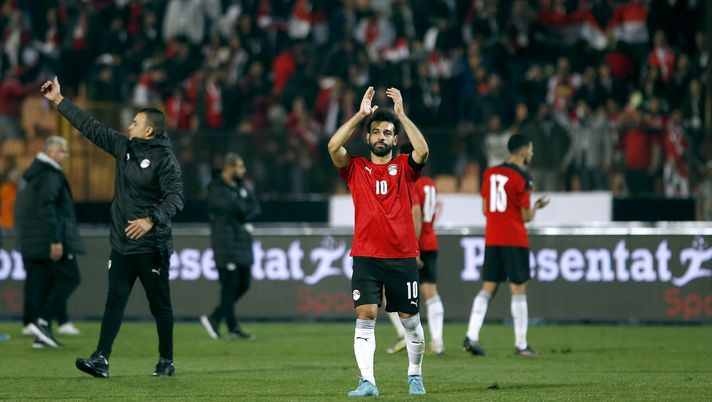 CAIRO, EGYPT - MARCH 25: Mohamed Salah of Egypt acknowledges the fans following the FIFA World Cup Qatar 2022 qualification match between Egypt and Senegal at Cairo International Stadium on March 25, 2022 in Cairo, Egypt. (Photo by Mohamed Hossam/Getty Images) Egitto, è storia! Australia battuta ai rigori: Salah e compagni volano agli ottavi - immagine 1