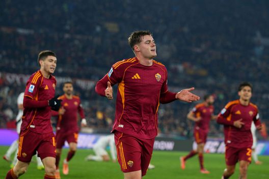 ROMA, ITALIA - 29 DICEMBRE: Evan Ferguson dell'AS Roma esulta dopo aver segnato il terzo gol della squadra durante la partita di Serie A tra l'AS Roma e il Genoa CFC allo Stadio Olimpico il 29 dicembre 2025 a Roma, Italia. (Foto di Paolo Bruno/Getty Images) Lecce Roma dove vedere