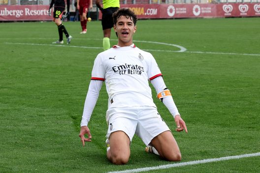 Bakoune, rinnovo col Milan: bel gesto del terzino prima di andare al Monza- immagine 2