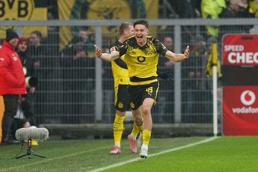 DORTMUND, GERMANIA - 14 MARZO: Luca Reggiani del Borussia Dortmund celebra il gol segnato dalla sua squadra durante la partita di Bundesliga tra Borussia Dortmund e FC Augsburg al Signal Iduna Park il 14 marzo 2026 a Dortmund, Germania. (Foto di Fabio Deinert/Getty Images)