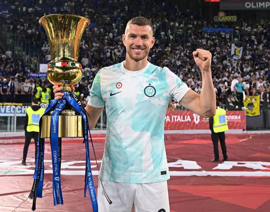 Roma, Italia - 24 maggio 2023: Edin Dzeko col trofeo della Coppa Italia. (Foto di Mattia Ozbot - Inter/Inter via Getty Images) Edin Dzeko alla Fiorentina, ora è ufficiale: il Cigno di Sarajevo torna in A- immagine 4