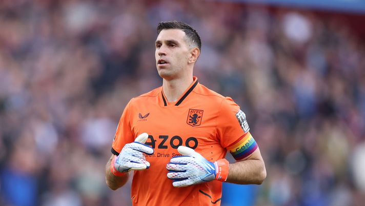 BIRMINGHAM, ENGLAND - OCTOBER 23: Emiliano Martinez of Aston Villa during the Premier League match between Aston Villa and Brentford FC at Villa Park on October 23, 2022 in Birmingham, England. (Photo by Catherine Ivill/Getty Images) Juve, Spalletti ha il suo portiere: Dibu Martinez ad un passo - immagine 1