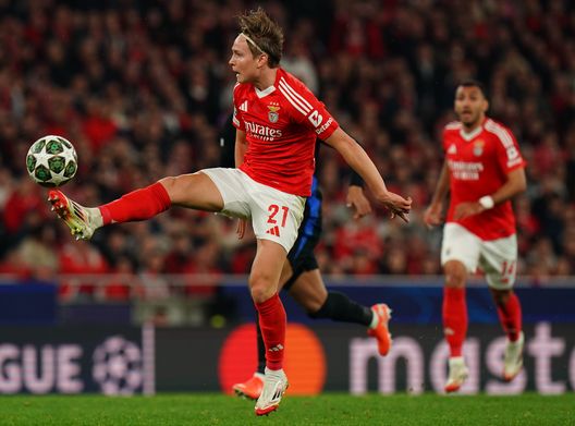 Il Benfica celebra Schjelderup: crescita, gol e un riconoscimento speciale- immagine 2