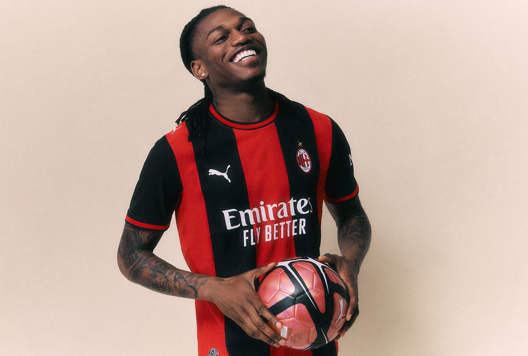 Nuova prima maglia AC Milan 2026-2027 PUMA (Fonte Milan) Nuova prima maglia AC Milan 2026-2027 PUMA (Fonte Milan)