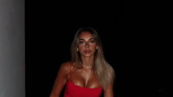 Chiara Frattesi, abito rosso e décolleté spaziale. Lady Geolier fa impazzire il web
