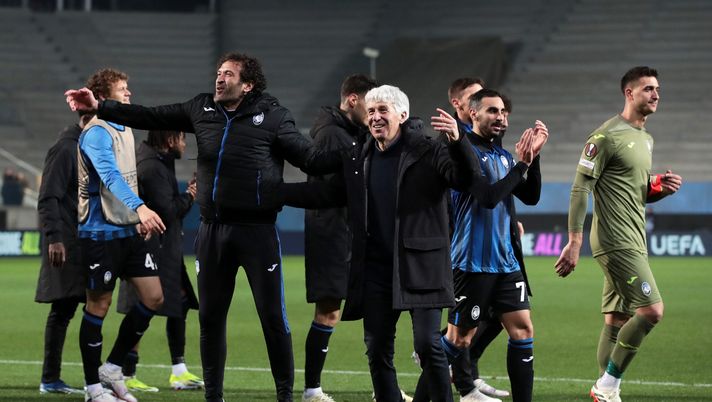 BERGAMO, ITALY - MARCH 14: Cristian Raimondi, Coach of Atalanta BC, and Gian Piero Gasperini, Head Coach of Atalanta BC, celebrate victory in the UEFA Europa League 2023/24 round of 16 second leg match between Atalanta and Sporting CP at the Stadio di Bergamo on March 14, 2024 in Bergamo, Italy. (Photo by Emilio Andreoli/Getty Images) Raimondi dice no alla Roma: il fedelissimo di Gasperini resta a Bergamo - immagine 1