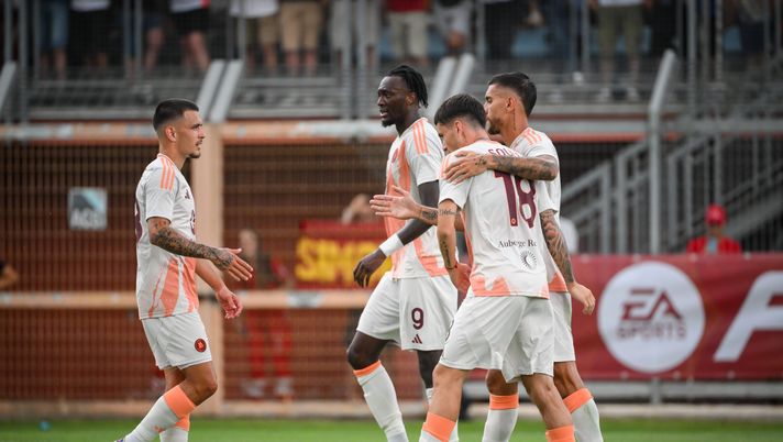 RIETI, ITALY - AUGUST 03: Lorenzo Pellegrini of AS Roma celebrates after scored the first goal for his team during the pre-season friendly match between AS Roma and Olimpiacos at Stadio Manlio Scopigno on August 03, 2024 in Rieti, Italy. (Photo by Fabio Rossi/AS Roma via Getty Images) La Roma frena con l’Olympiacos: Pellegrini non basta, a Rieti finisce 1-1 - immagine 1