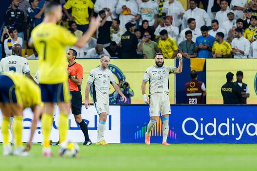 Riyadh, Arabia Saudita - 28 ottobre 2025: Karim Benzema esulta dopo aver segnato contro l'Al-Nassr. (Foto di Abdullah Ahmed/Getty Images) L’Al-Ittihad di Conceiçao elimina Cristiano Ronaldo dalla Coppa Saudita: in gol l’ex Roma Aouar- immagine 2