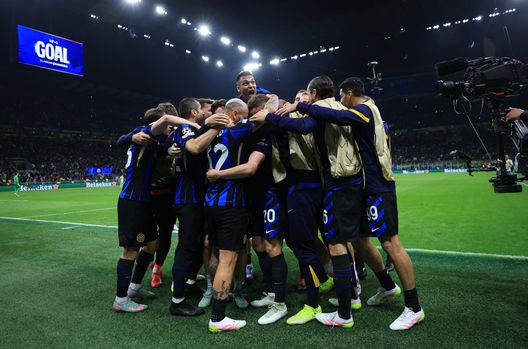 Hakan Calhanoglu festeggia con i compagni il secondo gol durante la semifinale di ritorno tra Inter e Barcellona allo stadio Giuseppe Meazza il 6 maggio 2025 a Milano, Italia. (Foto di Carl Recine/Getty Images) Inter-Barcellona