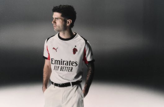 AC MILAN: MAGLIA AWAY 2025/2026: PULISIC maglia-away-2025-2026-kit-jersey-ufficiale-foto-immagini-prezzo-store-milan-puma-logo-