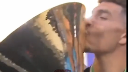 Quante cose cambiano in un anno: 365 fa Di Lorenzo alzava la coppa dello scudetto