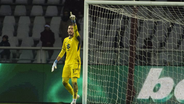 TURIN, ITALY - DECEMBER 13: Alberto Paleari of Torino FC in action during the Serie A match between Torino FC and US Cremonese at Stadio Olimpico Grande Torino on December 13, 2025 in Turin, Italy. (Photo by Stefano Guidi - Torino FC/Torino FC 1906 via Getty Images) Torino, Paleari ora è il riferimento: sorpasso effettuato su Israel - immagine 1